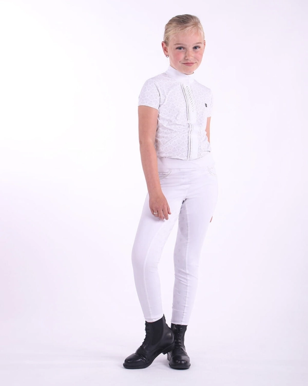 Breginsy dziecięce konkursowe QHP Junior Kathleen zaprezentowane przez modelkę w kolorze białym
