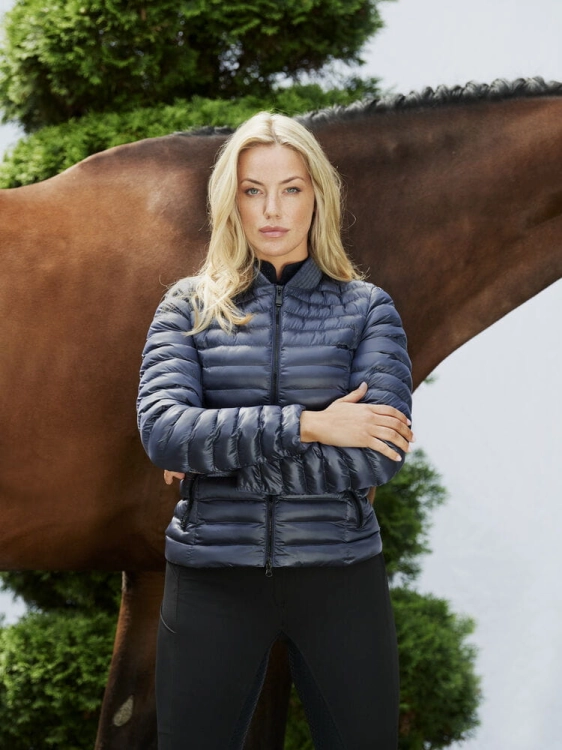 Kurtka jeździecka damska Pikeur Pauleen Blueberry widok od przodu na modelce z bliska