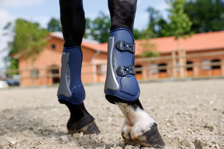 Ochraniacze dla konia na przednie nogi Schockemohle Air Shock w kolorze cloud blue na koniu