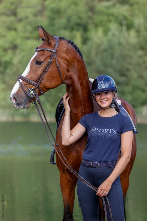Spodnie do jazdy konnej Schockemöhle Jolene w kolorze granatowym zaprezentowane przez modelkę