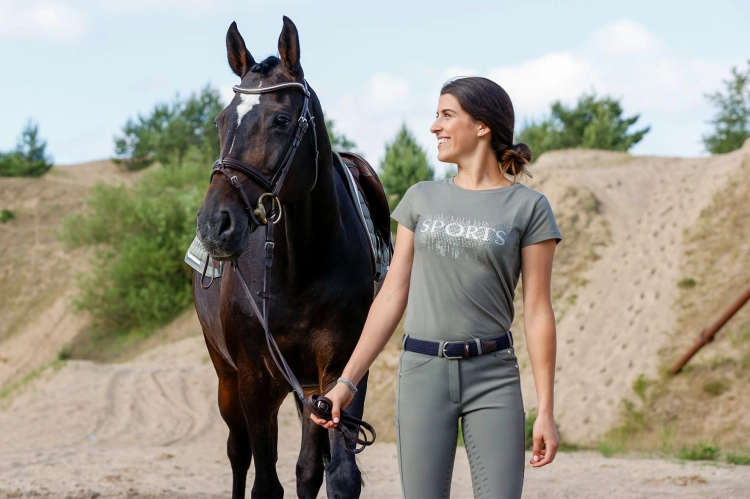 Spodnie do jazdy konnej Schockemöhle Jolene w kolorze oliwkowym zaprezentowane przez modelkę
