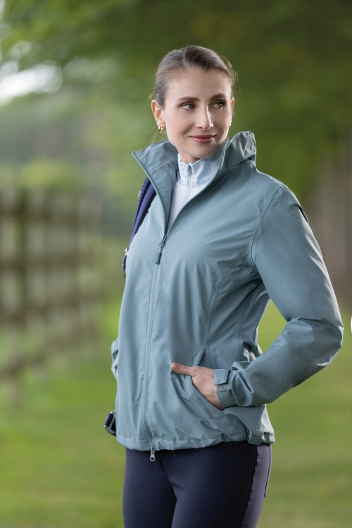 Kurtka jeździecka z logo HKM Rain Day w kolorze szłwiowym zaprezentowana przez modelkę