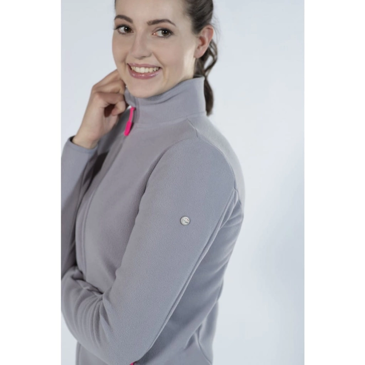 Bluza jeździecka damska ze stójką HKM Anna w kolorze szarym zaprezentowana przez modelkę