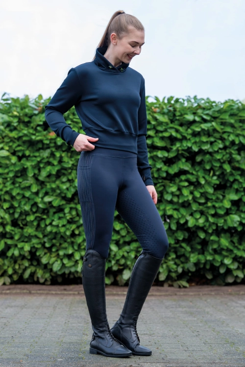 Legginsy do jazdy konnej HKM Flow Reflective w kolorze czarnym zaprezentowane przez modelkę