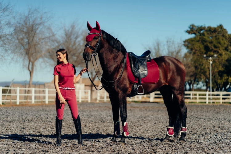 Bryczesy w kolorze różowym Horze Mila zaprezentowane przez modelkę