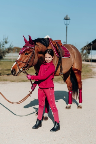 Legginsy jeździeckie dla dziewczynki Horze Junior Ella w kolorze anemone zaprezentowane przez modelkę