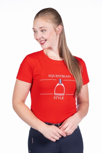 Bluzka jeździecka HKM Equine Sports w kolorze czerwonym zaprezentowana przez modelkę