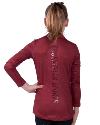 Koszulka jeździecka dziecięca QHP Amina w kolorze Burgundy zaprezentowana przez modelkę - widoczny napis na plecach