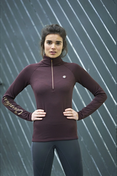 Koszulka termiczna jeździecka Covalliero Active w kolorze merlot  zaprezentowana przez modelkę