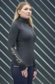 Koszulka termiczna jeździecka Covalliero Active w kolorze graphite zaprezentowana przez modelkę