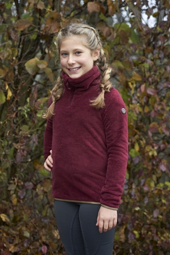 Bluza jeździecka dziecięca Covalliero Junior Teddy w kolorze merlot zaprezentowana przez modelkę