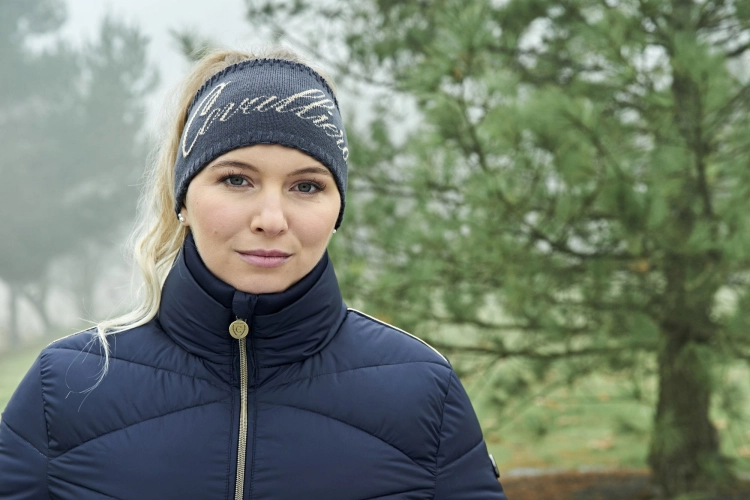 Kurtka do jazdy konnej zimowa Covalliero Rosegold w kolorze granatowym zaprezentowana przez modelkę