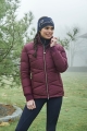 Kurtka do jazdy konnej zimowa Covalliero Rosegold w kolorze bordowym zaprezentowana przez modelkę