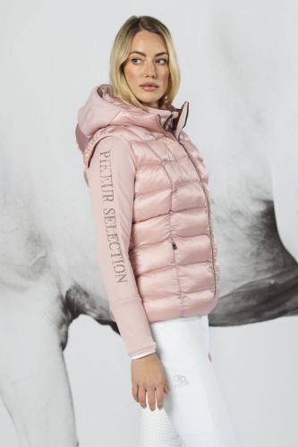 Kamizelka jeździecka Pikeur Sia w kolorze Powder Rose zaprezentowana przez modelkę