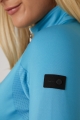 Koszulka jeździecka techniczna z logo Horze Carolina w kolorze błękitnym zaprezentowana przez modelkę