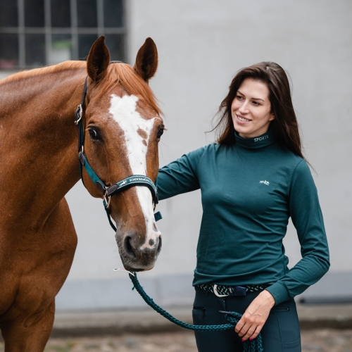 Golf jeździecki Schockemohle Amber w kolorze bottle, zaprezentowany przez modelkę