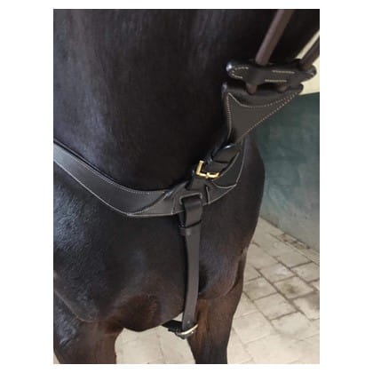 Czarny napierśnik skórzany Harry's Horse Deluxe na koniu
