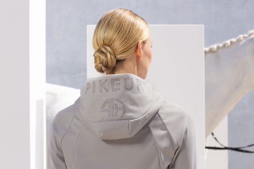 Pikeur kurtka damska softshell Tizia Velvet grey widok haftu na kapturze