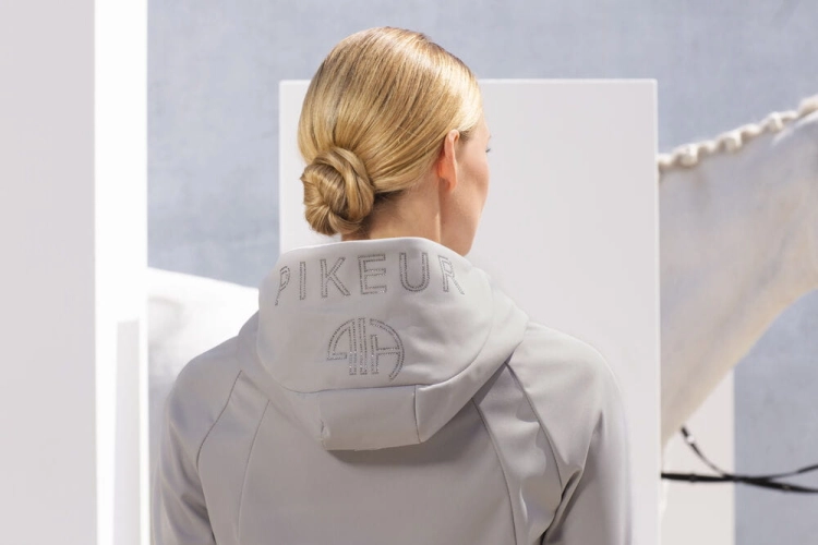 Pikeur kurtka damska softshell Tizia Velvet grey widok haftu na kapturze