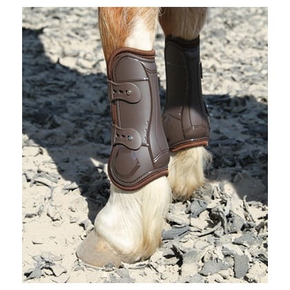 Ochraniacze dla konia na przednie nogi Harry's Horse Persy Air w kolorze brązowym na koniu