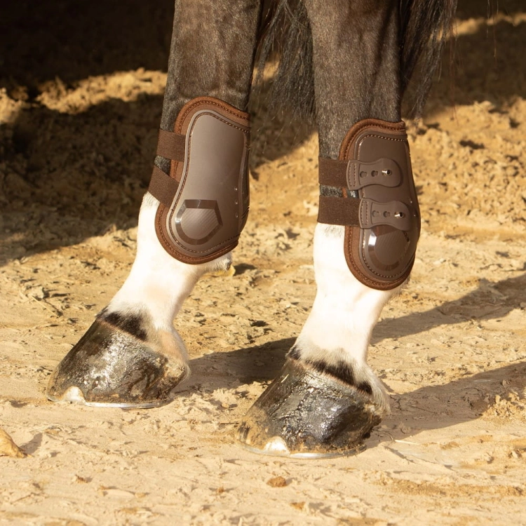 Ochraniacze dla konia na tylne nogi na kołki Harry's Horse Persy Air w kolorze brązowym
