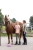 Bawełniana bluzka jeździecka dla dziewczynki HKM Horse Spirit zaprezentowana przez modelkę podczas zabawy z kucykiem