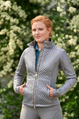 Kurtka jeździecka combi Covalliero w kolorze graphite zaprezentowana przez modelkę