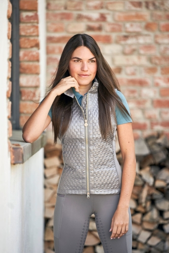 Kamizelka do jazdy konnej Covalliero Combi w kolorze szarym zaprezentowana przez modelkę