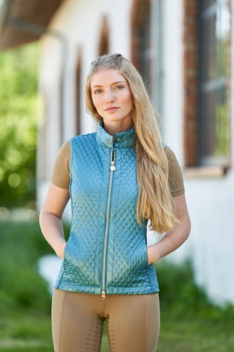 Kamizelka do jazdy konnej Covalliero Combi w kolorze beżowym zaprezentowana przez modelkę