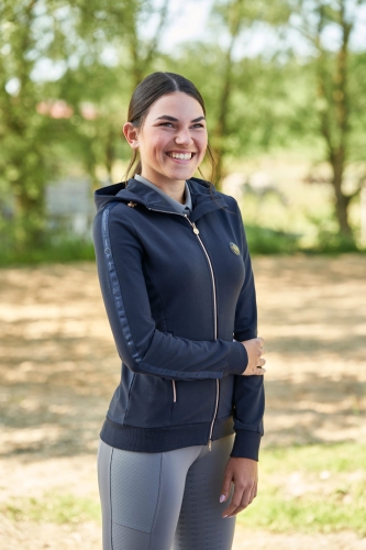 Damska bluza jeździecka Covalliero Hoddie w kolorze navy, zaprezentowana przez modelkę, widoczna z przodu