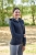 Damska bluza jeździecka Covalliero Hoddie w kolorze navy, zaprezentowana przez modelkę, widoczna z przodu