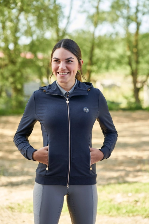 Damska bluza jeździecka z kieszeniami Covalliero Hoddie w kolorze navy, zaprezentowana przez modelkę