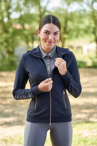 Rozpinana damska bluza jeździecka Covalliero Hoddie w kolorze navy, zaprezentowana przez modelkę