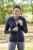 Rozpinana damska bluza jeździecka Covalliero Hoddie w kolorze navy, zaprezentowana przez modelkę