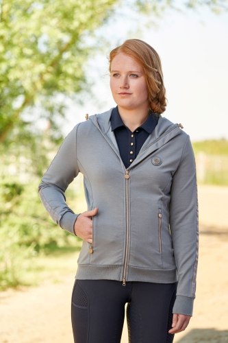 Damska bluza jeździecka z kieszeniami Covalliero Hoddie w kolorze graphite, zaprezentowana przez modelkę