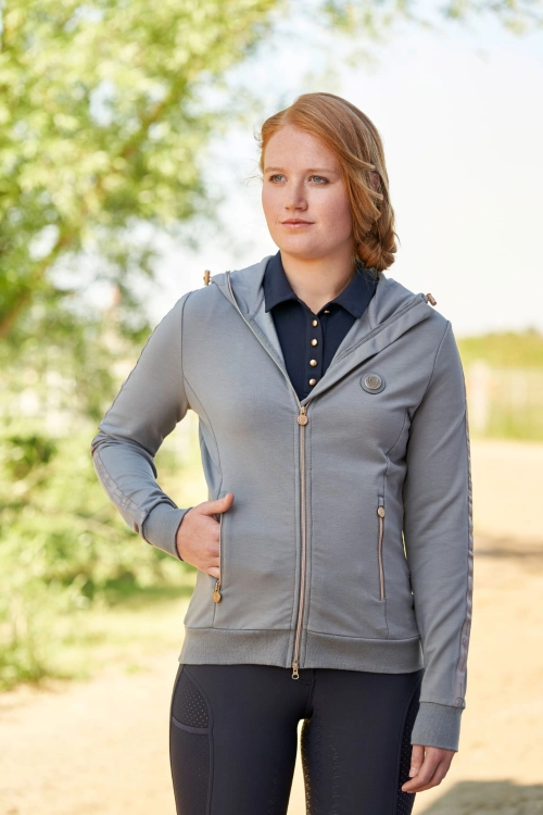 Damska bluza jeździecka z kieszeniami Covalliero Hoddie w kolorze graphite, zaprezentowana przez modelkę