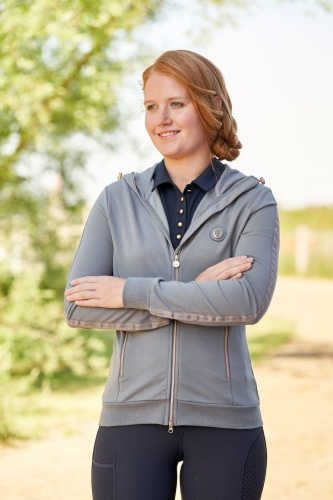 Damska bluza jeździecka Covalliero Hoddie w kolorze graphite, zaprezentowana przez modelkę, widoczna z przodu