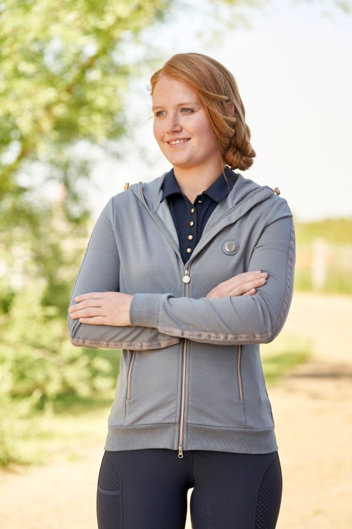 Damska bluza jeździecka Covalliero Hoddie w kolorze graphite, zaprezentowana przez modelkę, widoczna z przodu