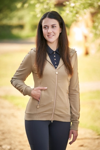 Damska bluza jeździecka Covalliero Hoddie w kolorze clay, zaprezentowana przez modelkę, widoczna z przodu