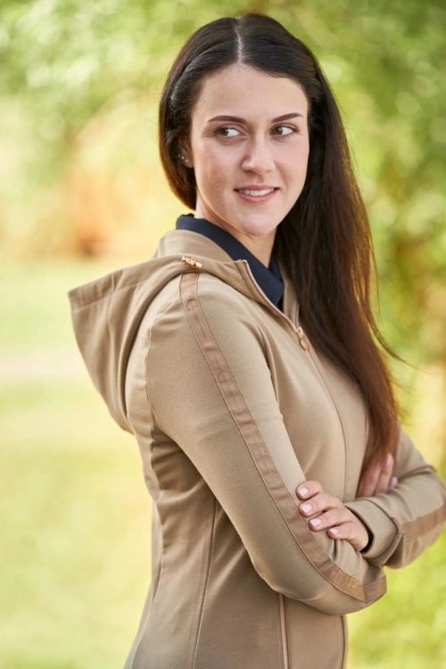 Damska bluza jeździecka z kapturem Covalliero Hoddie w kolorze clay zaprezentowana przez modelkę