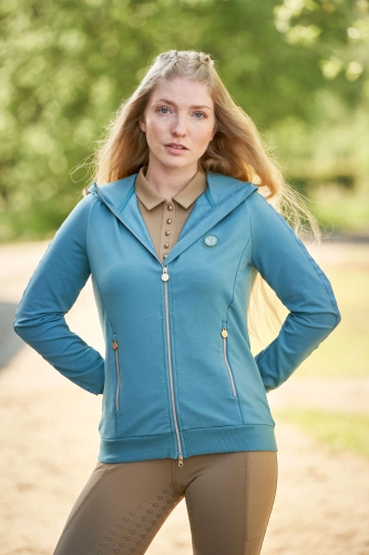 Rozpinana damska bluza jeździecka Covalliero Hoddie w kolorze deep water, zaprezentowana przez modelkę