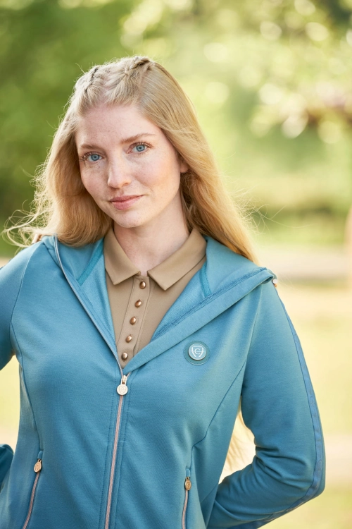 Damska bluza jeździecka z kapturem Covalliero Hoddie w kolorze deep water zaprezentowana przez modelkę