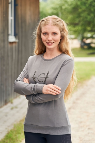Bluza z aplikacją Covalliero w kolorze graphite zaprezentowana przez modelkę