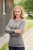 Bluza z aplikacją Covalliero w kolorze graphite zaprezentowana przez modelkę
