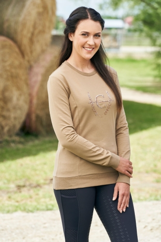Bluza z aplikacją Covalliero w kolorze clay zaprezentowana przez modelkę