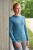 Bluza z aplikacją Covalliero w kolorze navy zaprezentowana przez modelkę