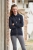 Bluza do jazdy konnej dla dziecka Covalliero Hoddie w kolorze navy zaprezentowana przez modelkę