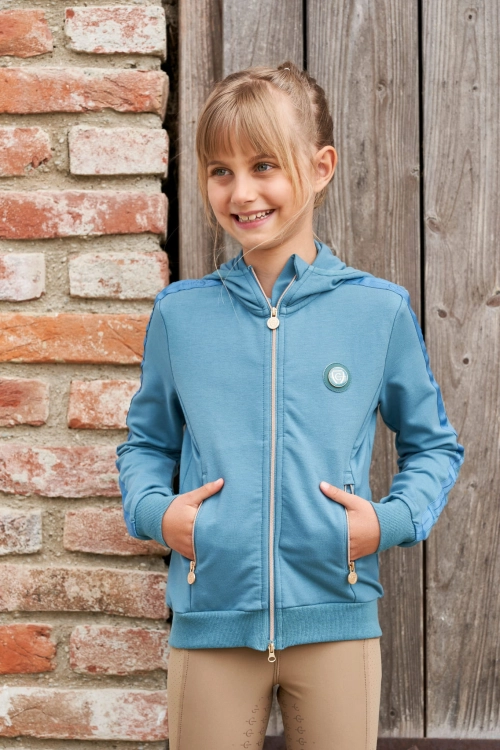 Bluza do jazdy konnej dla dziecka Covalliero Hoddie w kolorze deep water zaprezentowana przez modelkę