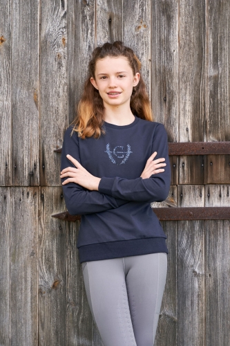 Bluza jeździecka dziecięca Covalliero Junior Aplikacja w kolorze granatowym zaprezentowana przez modelkę