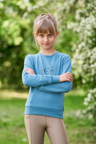 Bluza jeździecka dziecięca Covalliero Junior Aplikacja w kolorze niebieskim zaprezentowana przez modelkę